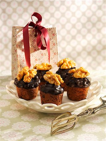 simsearch:659-06494036,k - Mini muffins with chocolate icing and walnuts Stockbilder - Premium RF Lizenzfrei, Bildnummer: 659-07069339