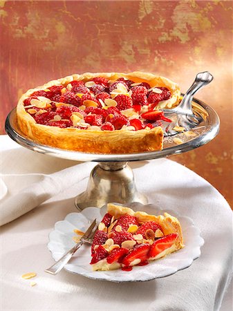 strawberry tart - Strawberry and vanilla flan with sliced almonds Stock Photo - Premium Royalty-Free, Code: 659-07069348