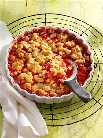 summer dessert - Strawberry crumble Foto de stock - Sin royalties Premium, Código: 659-07069349