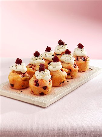 simsearch:659-07597629,k - Beetroot muffins with cream cheese Photographie de stock - Premium Libres de Droits, Code: 659-07069340