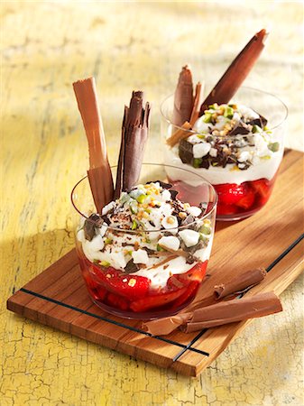 dessert dish - Crispy sundae with fruits and chocolate Stock Photo - Premium Royalty-Free, Code: 659-07069343