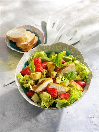 Lettuce with avocado, chicken breast and strawberries Stock Photo - Premium Royalty-Free, Code: 659-07069355