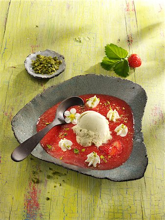 simsearch:659-08940979,k - Cold strawberry soup with pistachio ice cream and pistachios Foto de stock - Sin royalties Premium, Código: 659-07069350