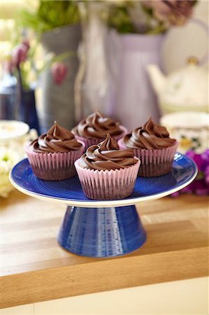 simsearch:659-06151130,k - Chocolate cupcakes Photographie de stock - Premium Libres de Droits, Code: 659-07069364