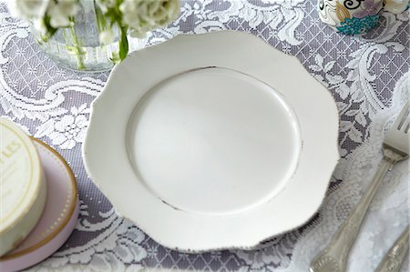 A white plate on a lace cloth Foto de stock - Sin royalties Premium, Código: 659-07069365