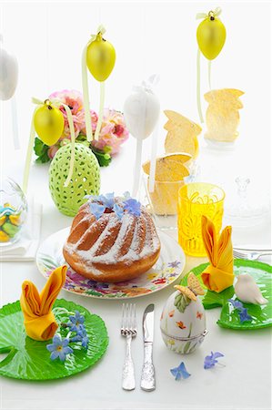 Babka (Easter cake, Poland) on an Easter table Photographie de stock - Premium Libres de Droits, Code: 659-07069382