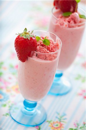 simsearch:659-06903550,k - Strawberry milkshakes with strawberry ice cream Photographie de stock - Premium Libres de Droits, Code: 659-07069396