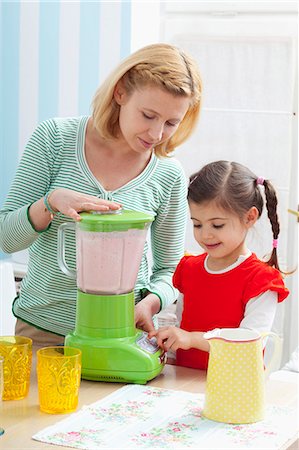 A mother and daughter preparing a strawberry milkshake Foto de stock - Sin royalties Premium, Código: 659-07069393