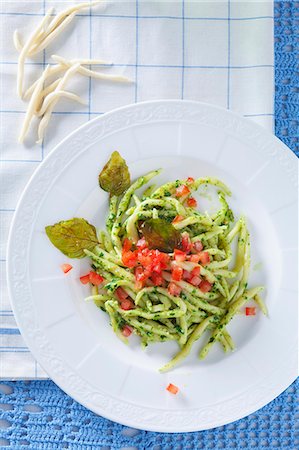 simsearch:659-07027988,k - Trofie pasta with pesto and tomatoes Foto de stock - Sin royalties Premium, Código: 659-07069405