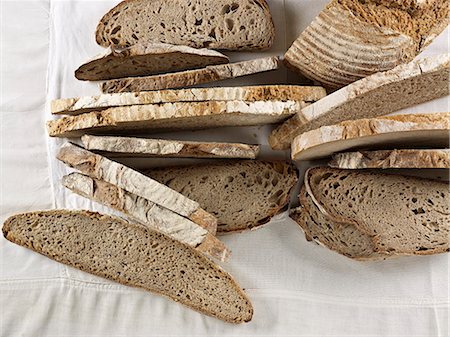 simsearch:659-08905164,k - Brown bread made from mixed rye and wheat flour, sliced (view from above) Photographie de stock - Premium Libres de Droits, Code: 659-07069439