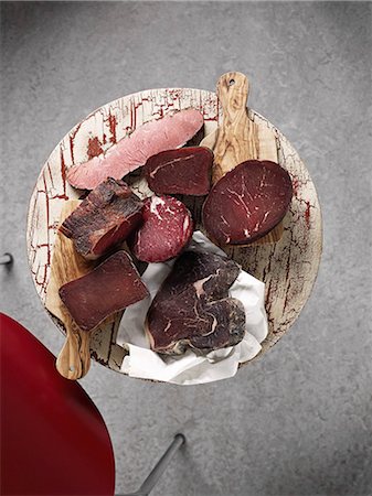 simsearch:659-06902609,k - Assorted chunks of smoked ham (view from above) Photographie de stock - Premium Libres de Droits, Code: 659-07069451