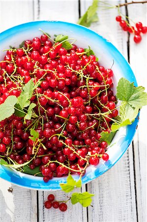 simsearch:659-07597097,k - Redcurrants with leaves in a bowl Photographie de stock - Premium Libres de Droits, Code: 659-07069470