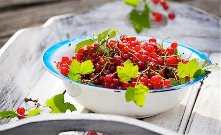 simsearch:659-07958234,k - Redcurrants with leaves in a bowl Stock Photo - Premium Royalty-Free, Code: 659-07069471