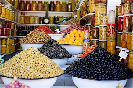 Lots of jars of assorted preserved food and mounds of olives in a shop Foto de stock - Sin royalties Premium, Código: 659-07069484