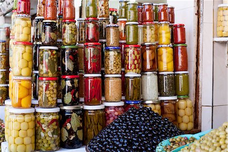 Lots of jars of assorted preserved food and mounds of olives in a shop Photographie de stock - Premium Libres de Droits, Code: 659-07069483