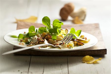 Lamb's lettuce with porcini mushrooms Stock Photo - Premium Royalty-Free, Code: 659-07069511