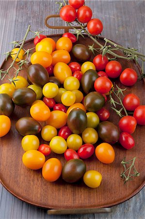 Cherry tomatoes in various colours Photographie de stock - Premium Libres de Droits, Code: 659-07069525