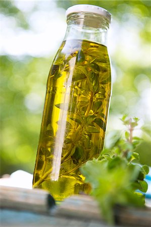 simsearch:659-07599040,k - Home-made oregano oil Stock Photo - Premium Royalty-Free, Code: 659-07069521