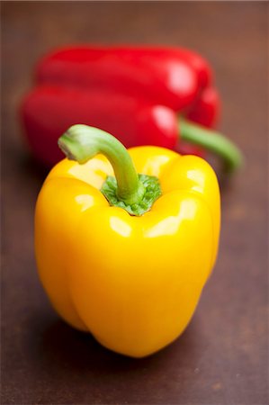 Yellow and red peppers Photographie de stock - Premium Libres de Droits, Code: 659-07069532