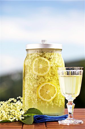 Home-made elderflower juice with slices of lemon in a storage jar Photographie de stock - Premium Libres de Droits, Code: 659-07069545