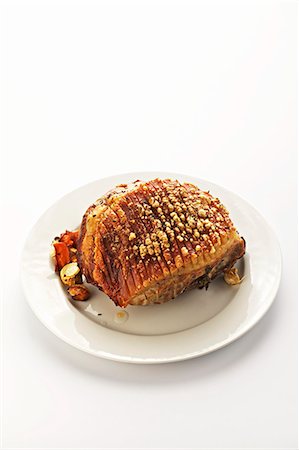 simsearch:659-07027350,k - Whole roasted shoulder of pork on a white plate Photographie de stock - Premium Libres de Droits, Code: 659-07069554