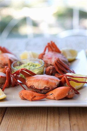 Crabs with dip and lemon Foto de stock - Sin royalties Premium, Código: 659-07069579