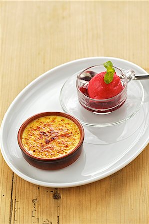 simsearch:659-07068860,k - Crème brûlée with Amarena cherries and cherry sorbet Stockbilder - Premium RF Lizenzfrei, Bildnummer: 659-07069572