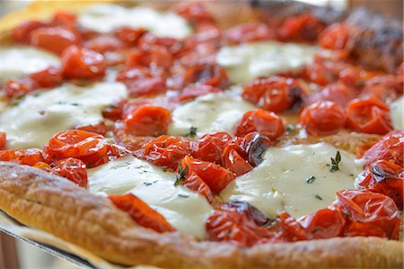 simsearch:659-06901142,k - Tomato tart with mozzarella (close-up) Foto de stock - Sin royalties Premium, Código: 659-07069614