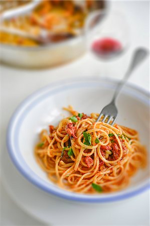 simsearch:659-07069168,k - Linguine with tomato sauce and parsley Stock Photo - Premium Royalty-Free, Code: 659-07069611