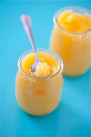 simsearch:659-08940465,k - Lemon curd in two jars Photographie de stock - Premium Libres de Droits, Code: 659-07069624