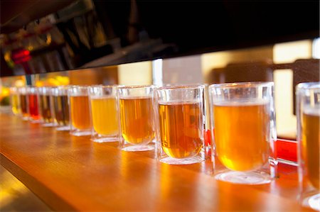 Lots of glasses of different teas in a row Photographie de stock - Premium Libres de Droits, Code: 659-07069635