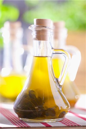 salvia - Olive oil with sage in a bottle Foto de stock - Sin royalties Premium, Código: 659-07069642