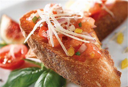 simsearch:700-03660085,k - Tomato and pepper bruschetta with parmesan Foto de stock - Sin royalties Premium, Código: 659-07069668