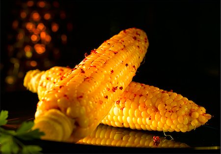 simsearch:659-08513112,k - Corn on the cob with red peppercorns Photographie de stock - Premium Libres de Droits, Code: 659-07069672