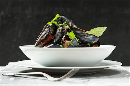 first course - Mussels with parsley and a bay leaf Stock Photo - Premium Royalty-Free, Code: 659-07069684