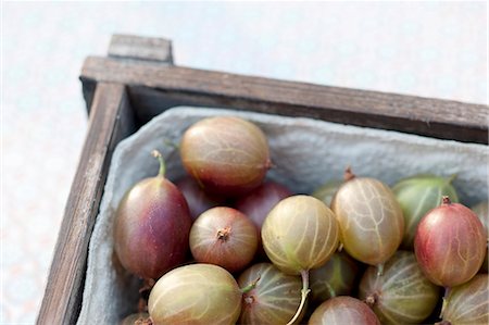 simsearch:659-06902878,k - Gooseberries in a wooden crate Foto de stock - Sin royalties Premium, Código: 659-07069693