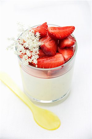 fraise - Vanilla pudding with fresh strawberries Photographie de stock - Premium Libres de Droits, Code: 659-07069706