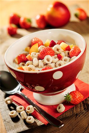 schlinge - Cereal wholemeal spelt Loops and fruits with milk Stockbilder - Premium RF Lizenzfrei, Bildnummer: 659-07069709