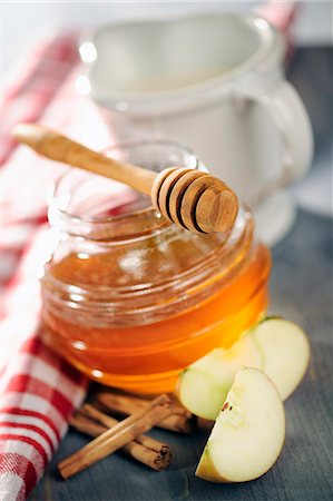 Honey with dipper, apple slices and cinnamon Foto de stock - Sin royalties Premium, Código: 659-07069714