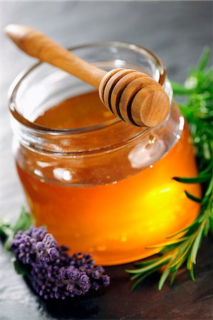 Honey jar with dipper, rosemary and lavender flower Foto de stock - Sin royalties Premium, Código: 659-07069715