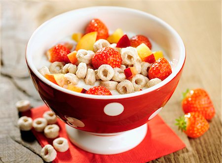 fragaria x ananassa - Cereal wholemeal spelt Loops and fruits with milk Stock Photo - Premium Royalty-Free, Code: 659-07069710