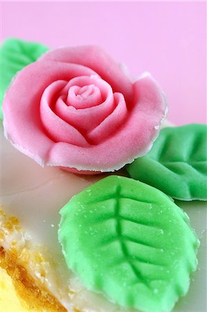 slice cake - Sugar rose with leaves as decoration on a slice of cake Stock Photo - Premium Royalty-Free, Code: 659-07069721