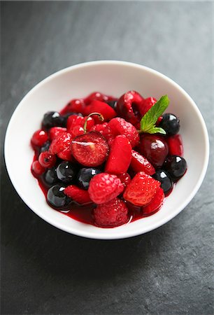 dulce (gusto) - Berry dessert Foto de stock - Sin royalties Premium, Código: 659-07069735