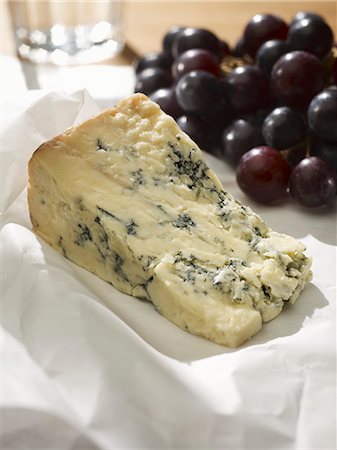 simsearch:600-03738377,k - Blue Stilton on white baking parchment, with red grapes Stock Photo - Premium Royalty-Free, Code: 659-07069741
