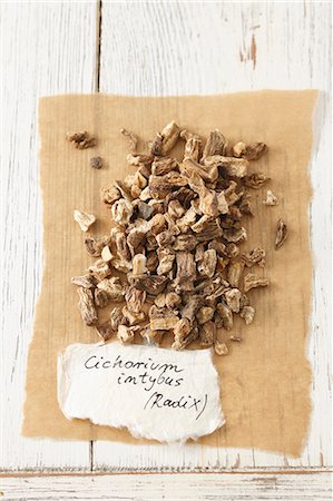 simsearch:659-06494031,k - Dried chicory root (Cichorium intybus) Photographie de stock - Premium Libres de Droits, Code: 659-07069770