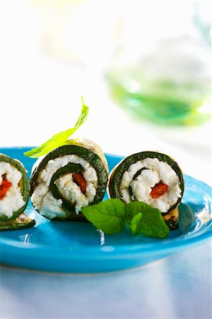 squash recipe - Grilled courgette rolls stuffed with sheep's cheese Photographie de stock - Premium Libres de Droits, Code: 659-07069809