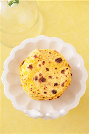 Pita breads on a cake stand (view from above) Stock Photo - Premium Royalty-Free, Code: 659-07069816