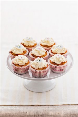 simsearch:659-07069815,k - Cupcakes with sugar flowers on a cake stand Stock Photo - Premium Royalty-Free, Code: 659-07069837