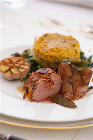 Pork fillet wrapped in bacon with a vegetable fritter and garlic Stockbilder - Premium RF Lizenzfrei, Bildnummer: 659-07069833