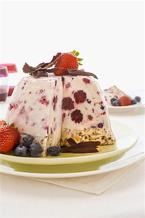 simsearch:659-06187392,k - Ice cream bombe with berries, partly slices Foto de stock - Sin royalties Premium, Código: 659-07069844